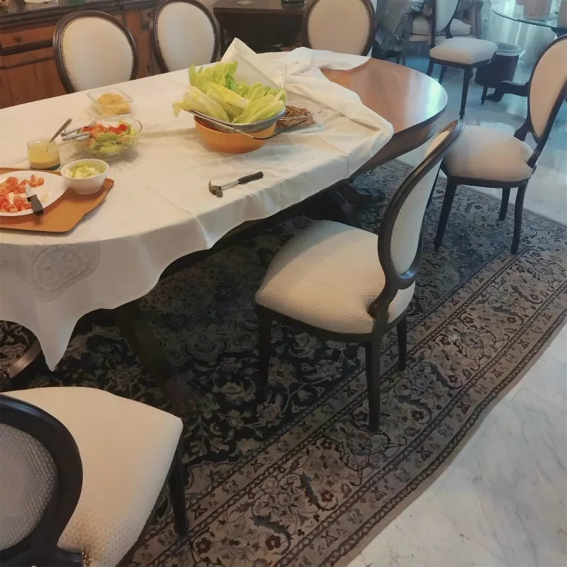 طقم غرفة طعام مصمَّم خصيصًا من تنفيذ يموت
