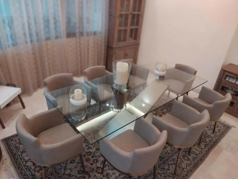 طقم غرفة طعام مصمَّم خصيصًا من تنفيذ يموت