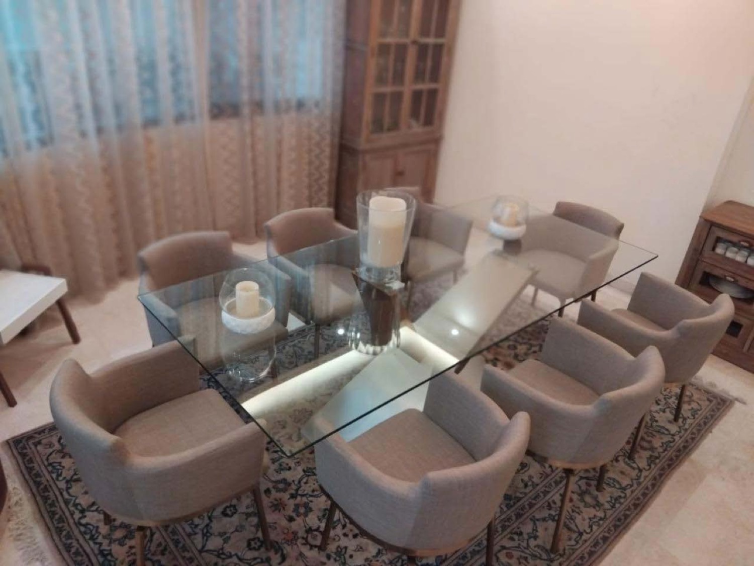 طقم غرفة طعام مصمَّم خصيصًا من تنفيذ ياموت
