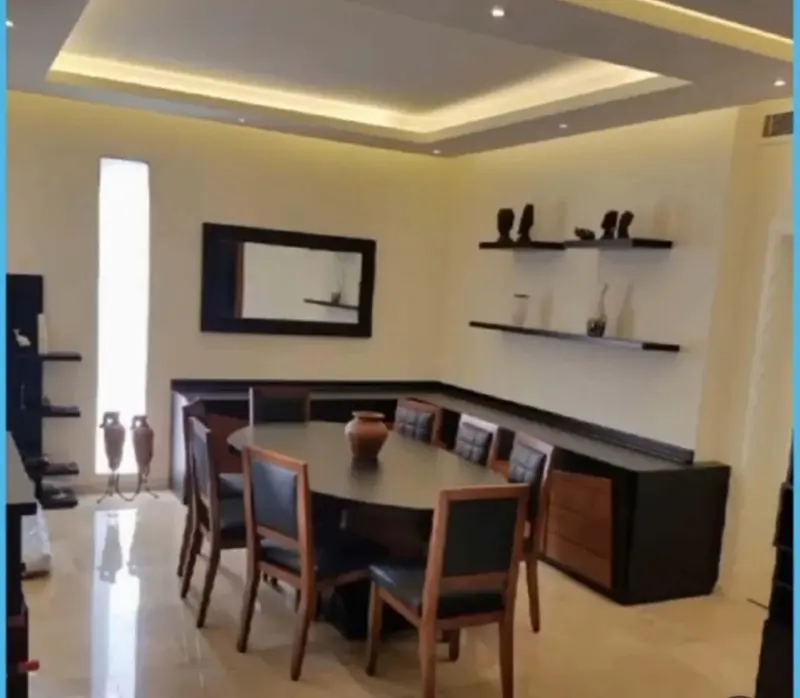 طقم غرفة طعام مصمَّم خصيصًا من تنفيذ يموت