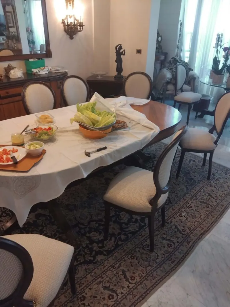 طقم غرفة طعام مصمَّم خصيصًا من تنفيذ يموت