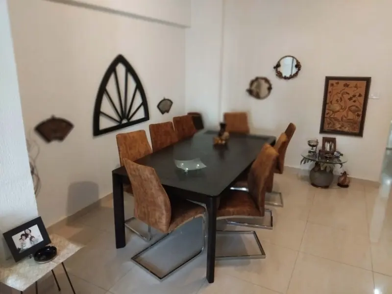 طقم غرفة طعام مصمَّم خصيصًا من تنفيذ يموت