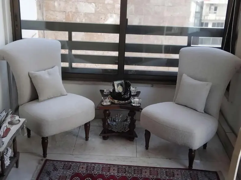مفروشات وأعمال خشبية لغرفة معيشة من تنفيذ يموت